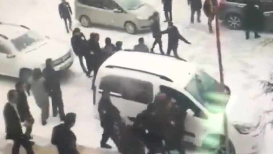 Başkan adayı sandıkları gezerken tartışma çıktı