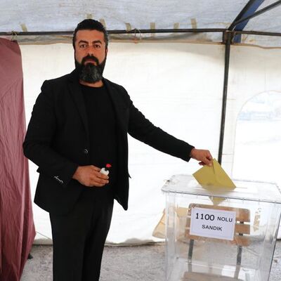 Depremzedeler çadırda oy kullanıyor