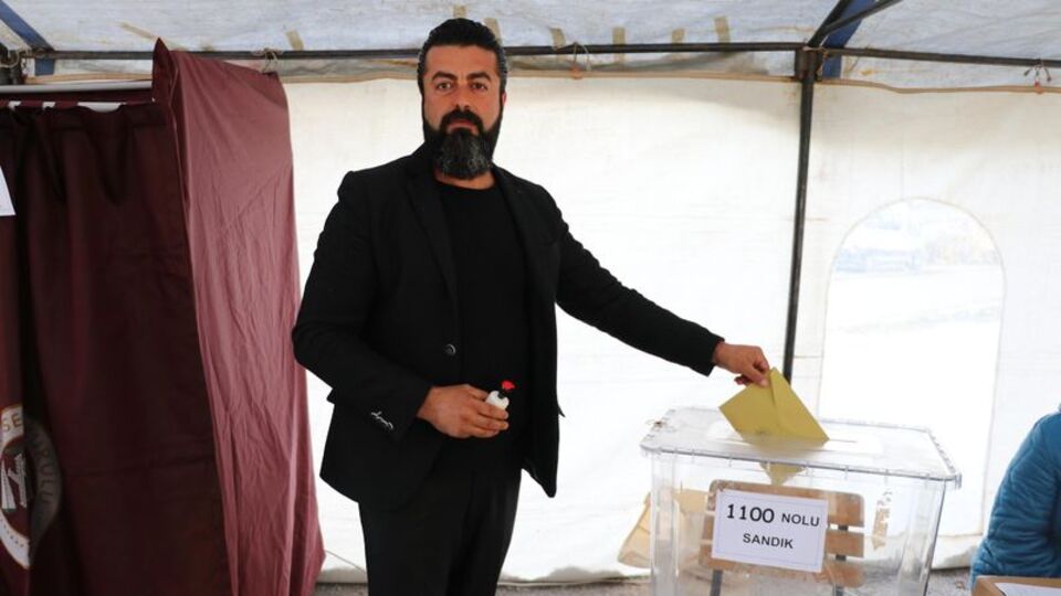 Depremzedeler çadırda oy kullanıyor