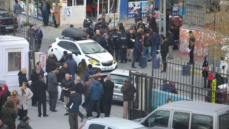 18 bin seçmenli okula akın ettiler