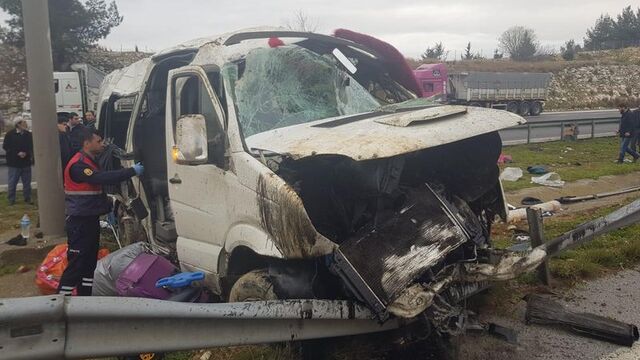 Tarsus'ta minibüs devrildi: Ölü ve yaralılar var