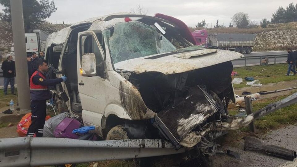 Tarsus'ta minibüs devrildi: Ölü ve yaralılar var