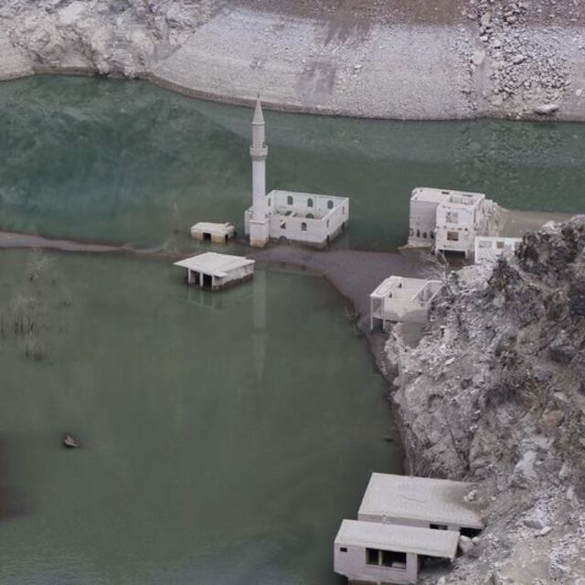 Sular çekildi, asırlık köy ortaya çıktı