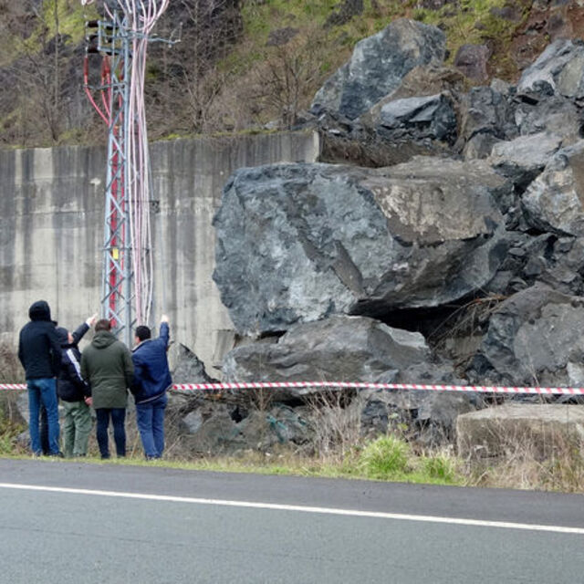 Hopa'da tüneldeki göçük için özel dağcılar bekleniyor