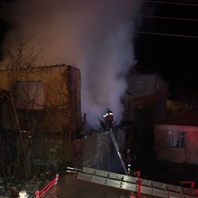 Yaşlı çift alevlerin arasında kaldı!