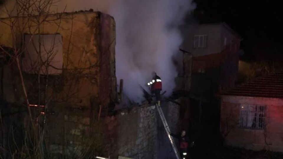 Yaşlı çift alevlerin arasında kaldı!