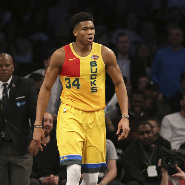 Bucks, deplasmanda güldü