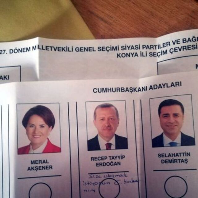 Oy pusulalarını yırttı, beraat etti