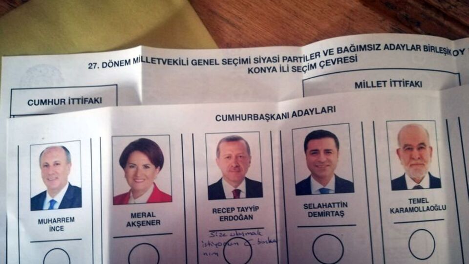 Oy pusulalarını yırttı, beraat etti