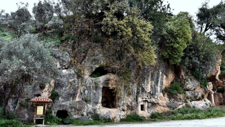 Kaya mezarlarında tarihi ayıp