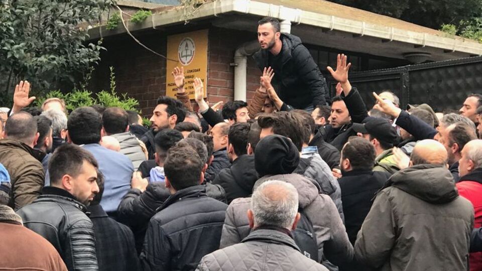 İlçe Seçim Kurulu önünde kavga