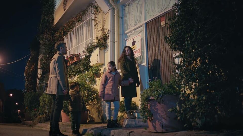 Bahar, Sarp ve çocuklar Enver'in kapısında