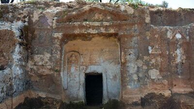 Kaya mezarlar gün yüzüne çıkarılıyor