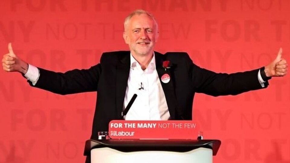 Corbyn'nin posteri atış taliminde kullanıldı!