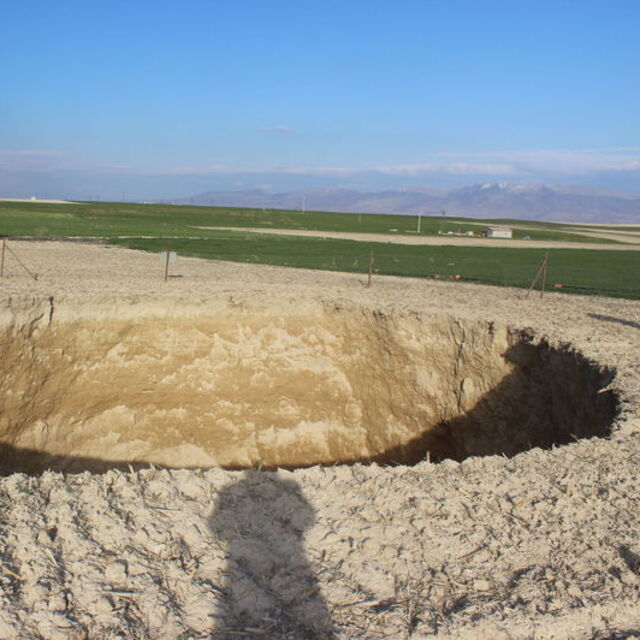 Konya'da 30 metre çapında obruk oluştu