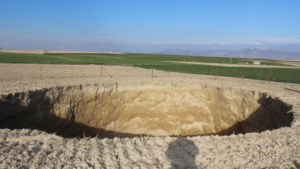 Konya'da 30 metre çapında obruk oluştu