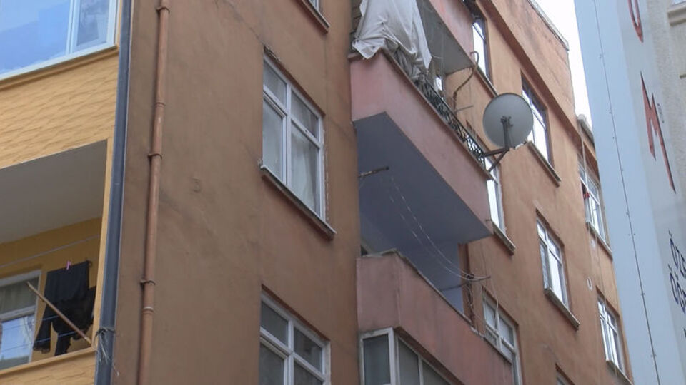 Çekyattan yayılan koku binayı sarınca vahşet ortaya çıktı