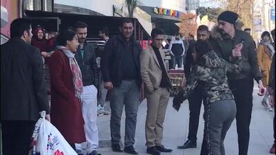 Başka bir kadınla gördüğü erkek arkadaşını bıçakladı