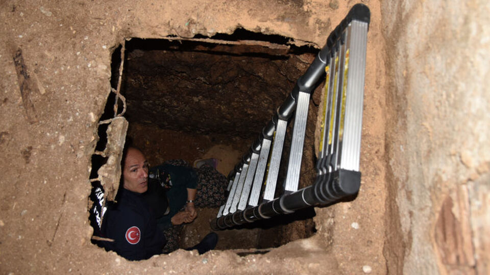 Karısını çukurda buldu şok geçirdi!