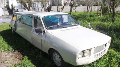 1978 model otomobili ikiye bölüp...