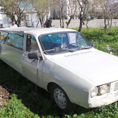 1978 model otomobili ikiye bölüp...