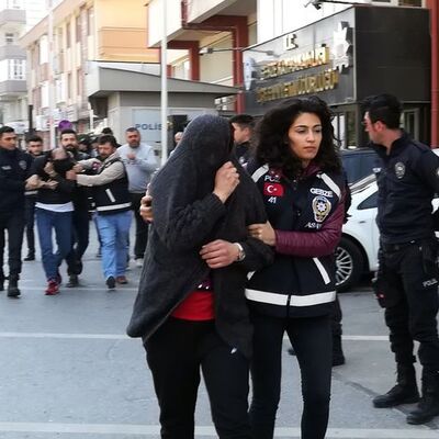 Azılı hırsızlar sert kayaya çarptı