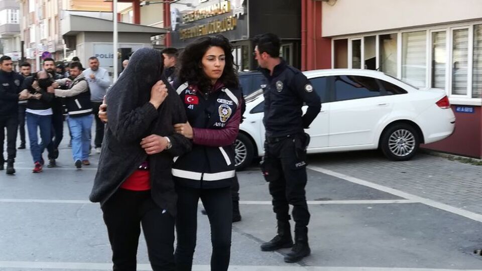 Azılı hırsızlar sert kayaya çarptı