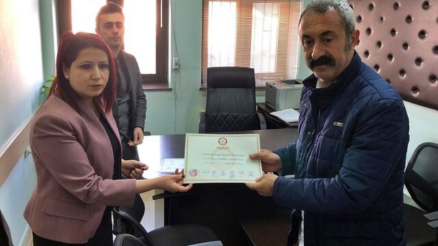Komünist başkan mazbatasını aldı