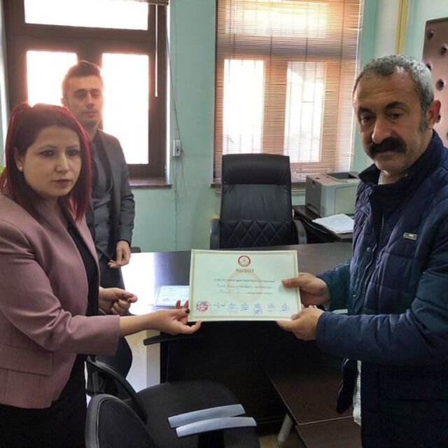 Komünist başkan mazbatasını aldı