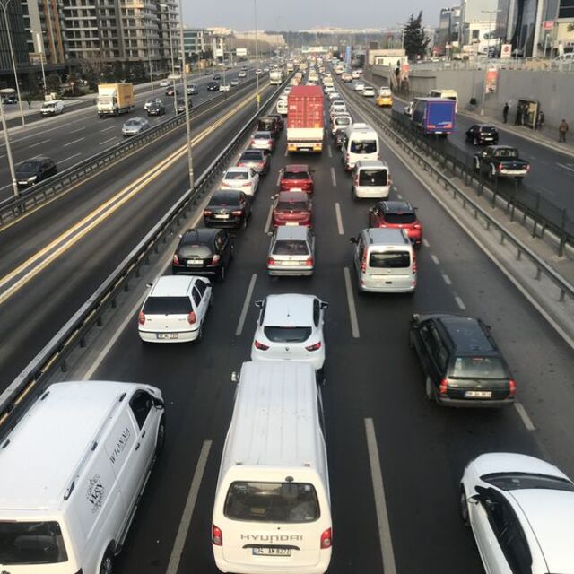 Yollar kapalı, E-5'te trafik kilit