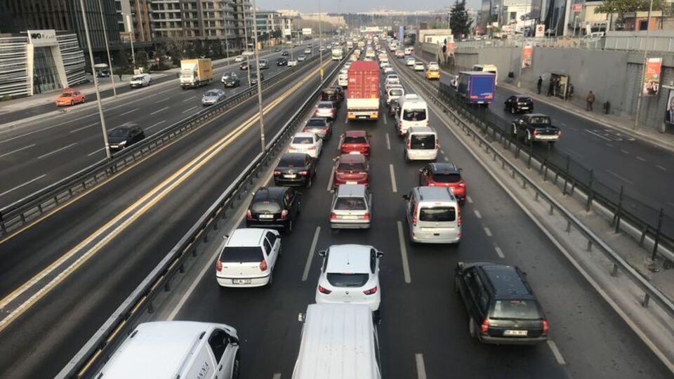 Yollar kapalı, E-5'te trafik kilit
