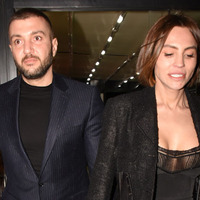 Davet elbisesi ile ıslak hamburger yedi!