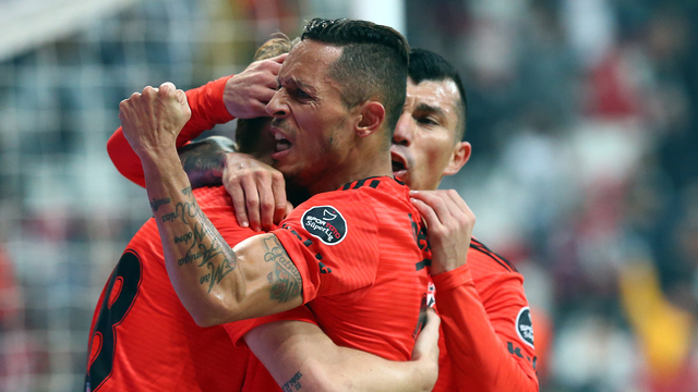 Adriano'dan flaş açıklama!