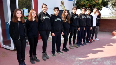 Liseli ikizler hiç ayrılmıyor