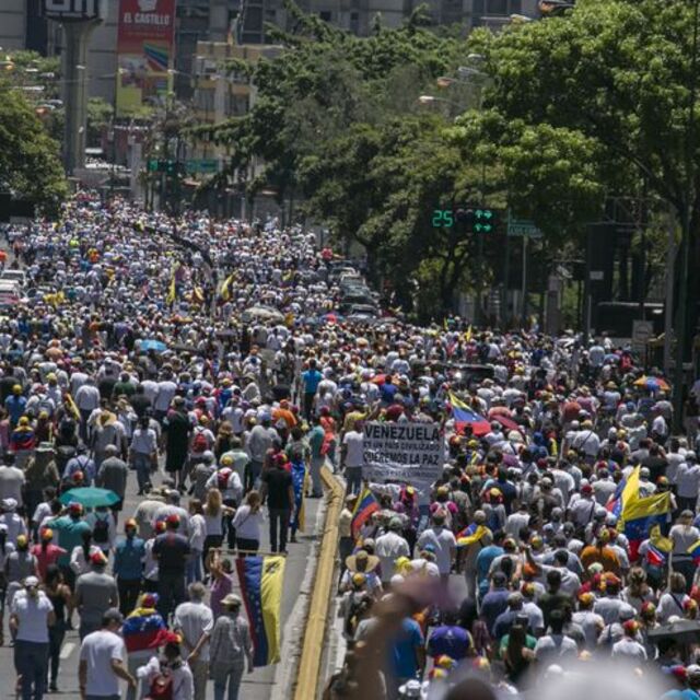 Maduro "diyalog" Guaido "sokak" dedi