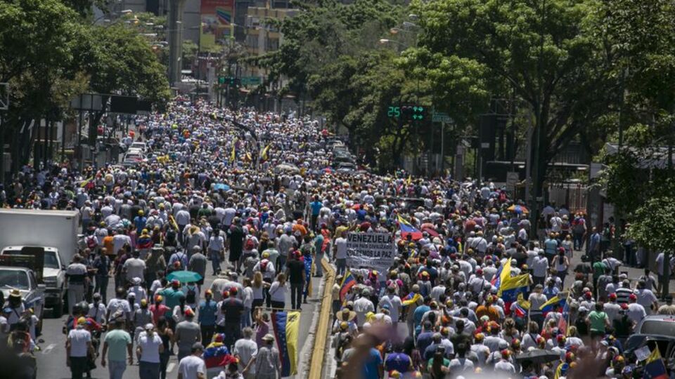 Maduro "diyalog" Guaido "sokak" dedi