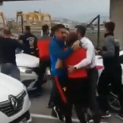 Futbolcular ve taraftarlar birbirine girdi