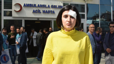 Hemşirenin boğazını sıkıp, kafa attı