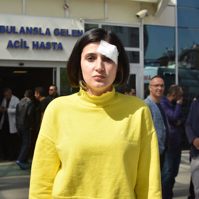 Hemşirenin boğazını sıkıp, kafa attı