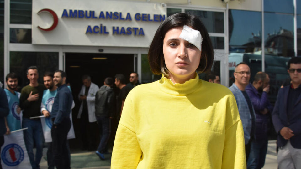 Hemşirenin boğazını sıkıp, kafa attı