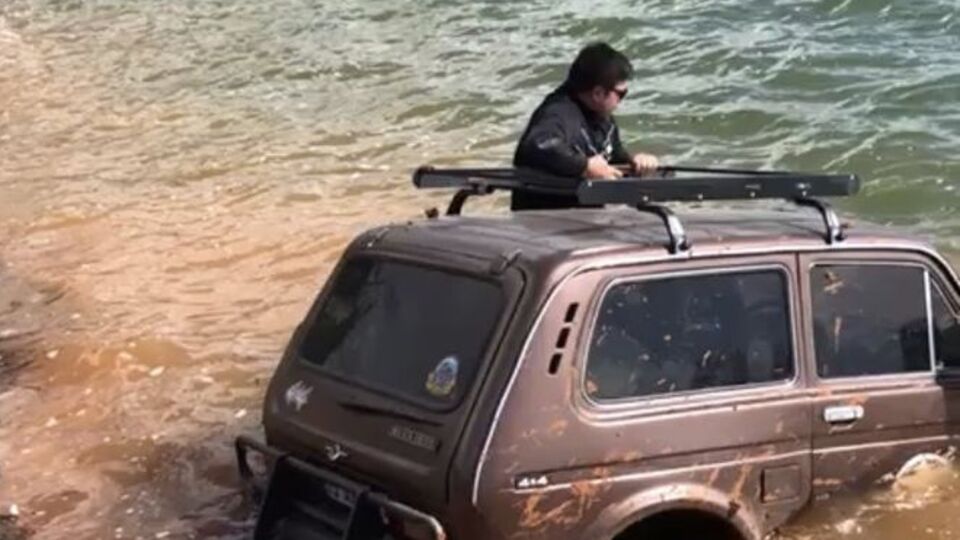 Parti böyle bitti! Fotoğraf çekilirken...