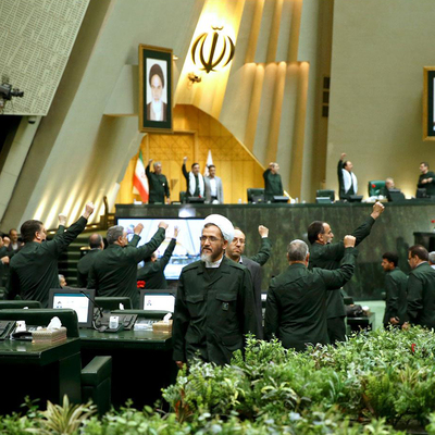 İran'da vekiller meclise askeri üniformayla geldi