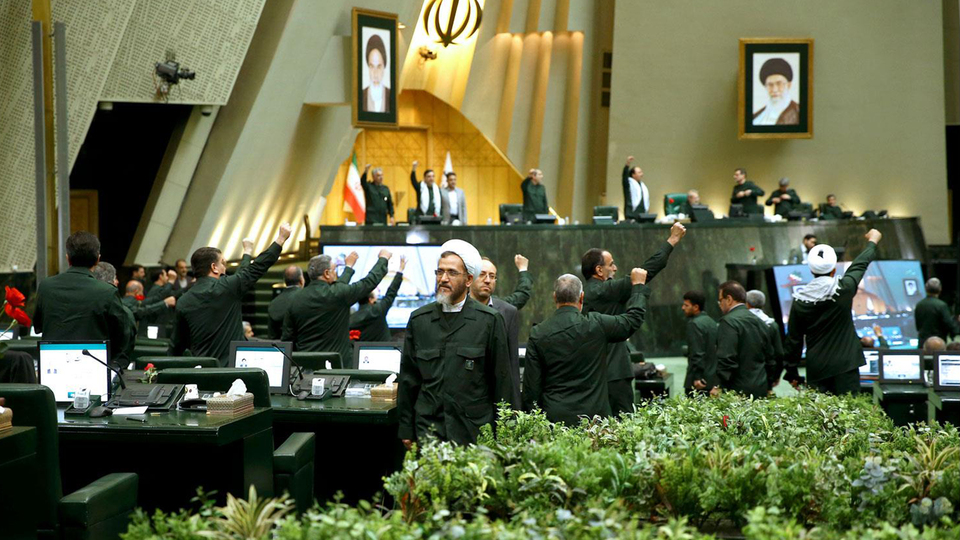 İran'da vekiller meclise askeri üniformayla geldi