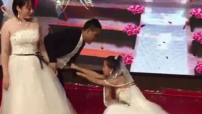 Gelinliğini giydi, düğünü bastı!