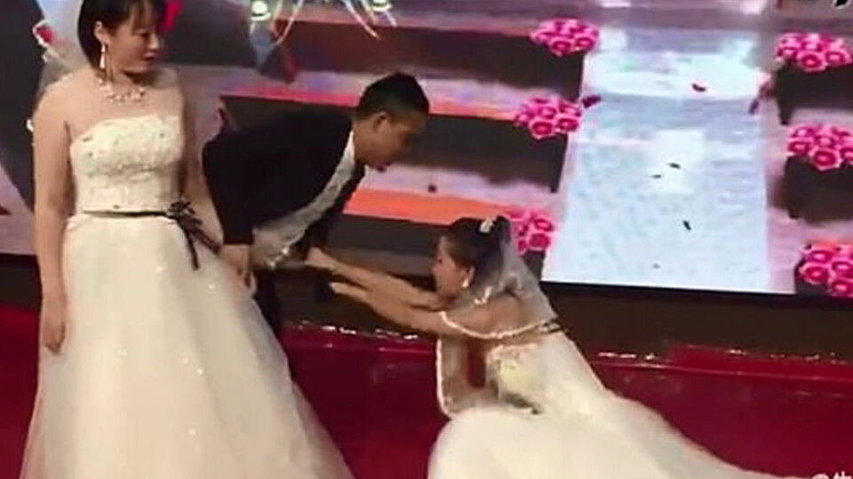 Gelinliğini giydi, düğünü bastı!