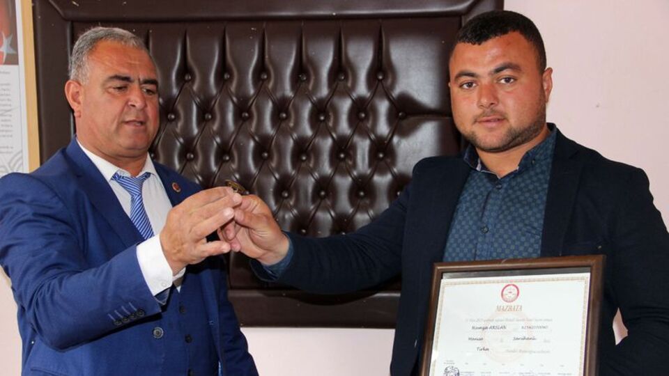 Ölmeyi yasaklayan muhtar mührü oğluna devretti