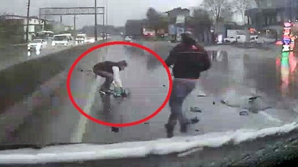 Kamyonetteki bebek yola böyle fırladı