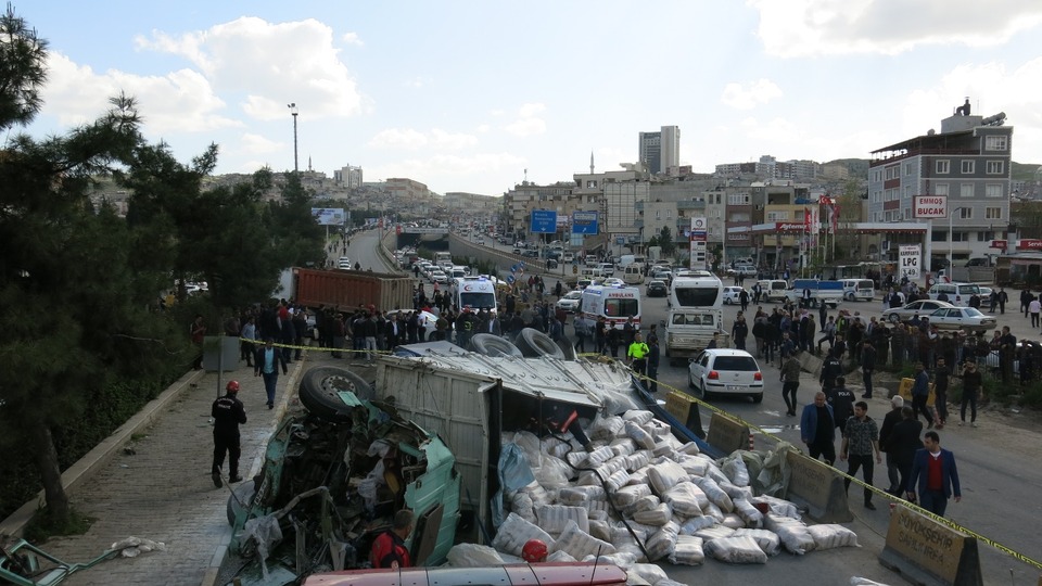 Freni patlayan kamyon önüne çıkanı ezdi