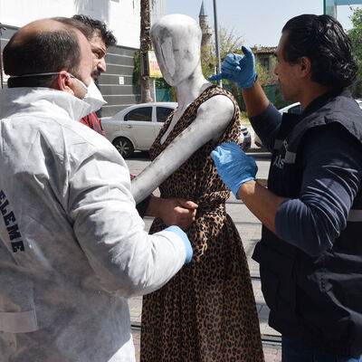 Cansız mankeni taciz ettiler!