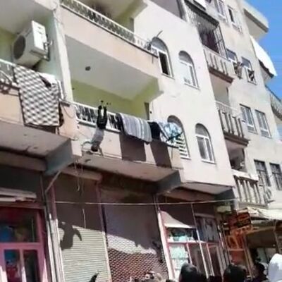 Düşen çocuğu havada yakaladılar